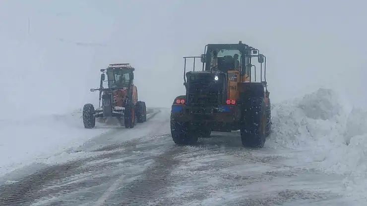 Van'da Karabet Geçidi'nde yoğun kar yağışı, yolları kapattı ekipler aralıksız çalışıyor