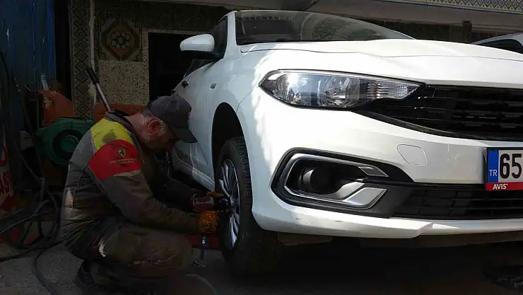 Van'da Kış Lastiği Zorunluluğu Erken Başladı, Lastikçilerde Yoğunluk Artıyor