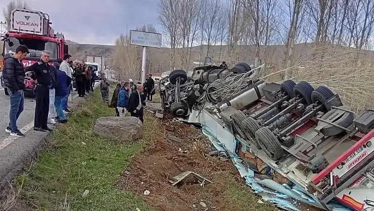 Van'da kontrolden çıkan tır devrildi, 1 kişi yaralandı!