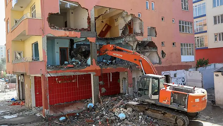 Van'da Mareşal Fevzi Çakmak Caddesi'nde Yenileme ve Yol Genişletme Çalışmaları Sürüyor