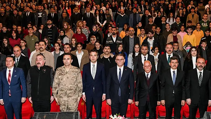 Van'da milli ruhun yankılarında İstiklal Marşı'nın 104. yılı coşkuyla kutlandı