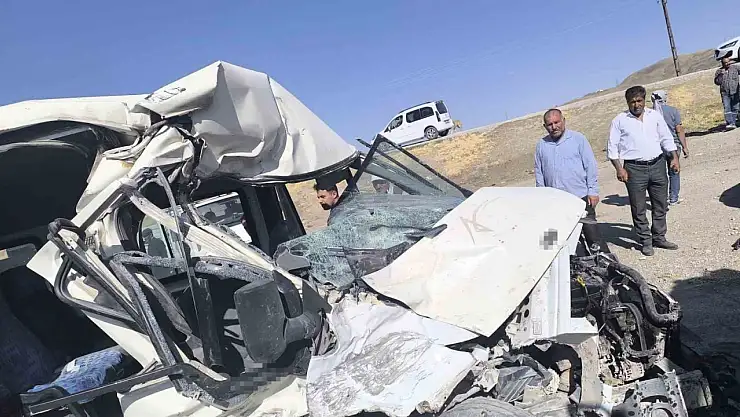 Van'da minibüs ile kamyon çarpıştı: Bir kişi yaralandı