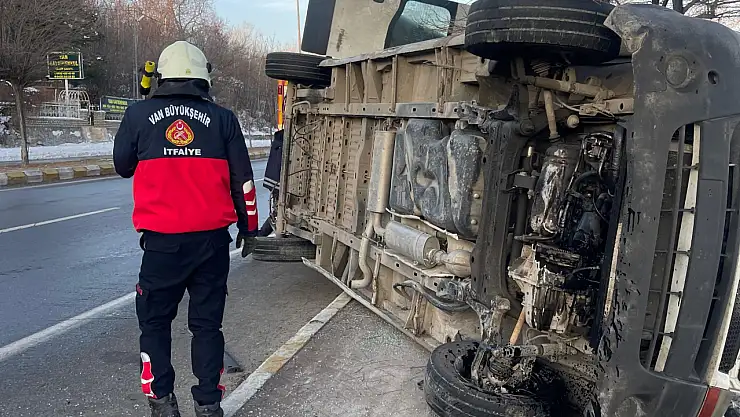 Van'da minibüs takla attı