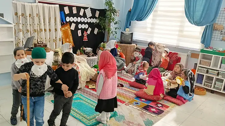 Van'da miniklerden 'Yaşlılara Saygı Haftası' etkinliği