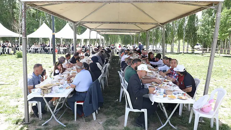 Van'da Muradiye Şelalesi'nde Doğayla İç İçe Unutulmaz Kahvaltı Etkinliği Gerçekleşti