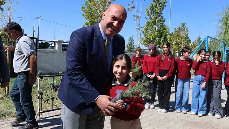 Van'da öğrencilerle fidan dikimi, çevre bilinci için Yeşil Vatan projesi etkinliği düzenlendi