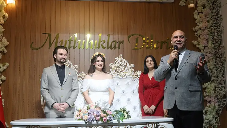 Van'da öğretmen çiftin nikahında meslektaş dayanışması
