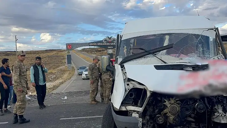 Van'da Okul Servisi ile Tırın Çarpışması Sonucu 15 Kişi Yaralandı