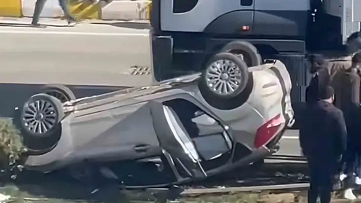 Van'da otomobil takla attı: 2 yaralı, trafik normale döndü
