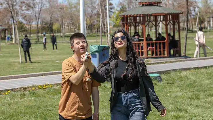 Van'da Özel Çocuklar İçin Renkli Uçurtma Şenliği Düzenlendi