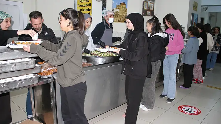 Van'da pansiyonda kalan öğrenciler iftar sofrasında buluşuyor