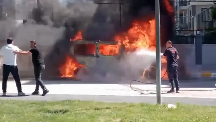 Van'da Park Halindeki Minibüs Kısa Sürede Alevlere Teslim Oldu
