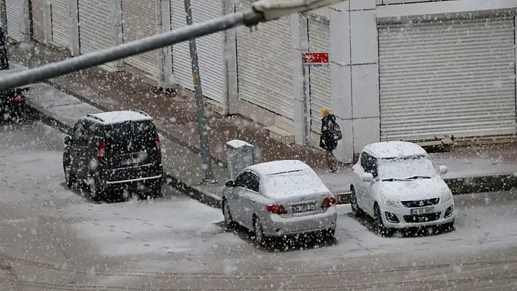 Van'da sabah kar yağışı, kent merkeziyi beyaz örtüyle kapladı!