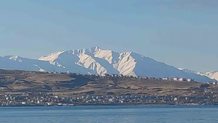 Van'da sağanak sonrası Artos Dağı karla kaplandı, doğal güzellikler beyaza büründü!