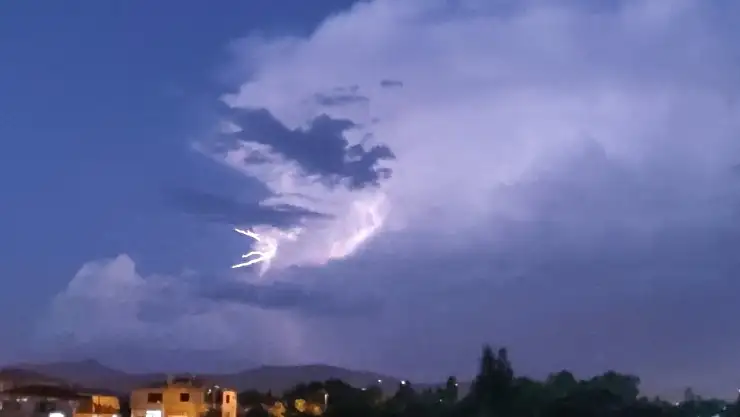 Van'da Şimşeklerin Dansı: Özalp'ta Sağanak Yağış ve Görsel Şölen