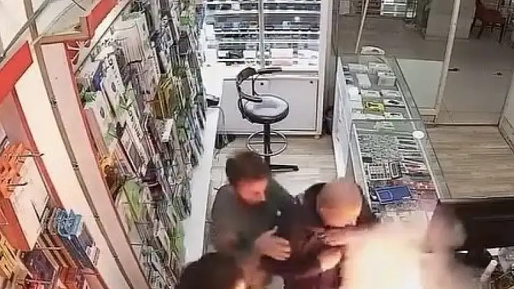 Van'da şişmiş telefon bataryası patladı, güvenlik kamerasına yansıdı
