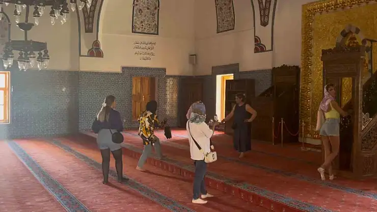 Van'da Tarihi Camiyi Uygunsuz Kıyafetlerle Ziyaret Eden Turistlere Tepkiler Yükseliyor