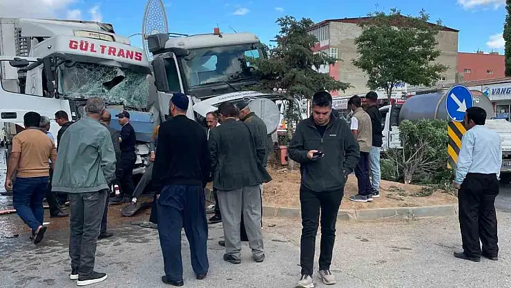 Van'da tır sulama kamyonuna çarptı: 1 yaralı, soruşturma başlatıldı