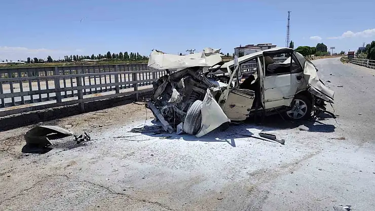 Van'da Trafik Kazası Tırın Çarptığı Otomobilde 4 Kişi Yaralandı