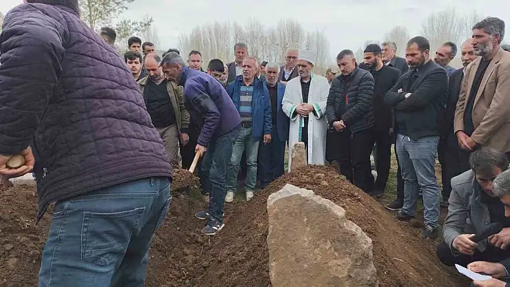 Van'da trafik kazasında hayatını kaybeden baba ve 2 kızı gözyaşlarıyla uğurlandı