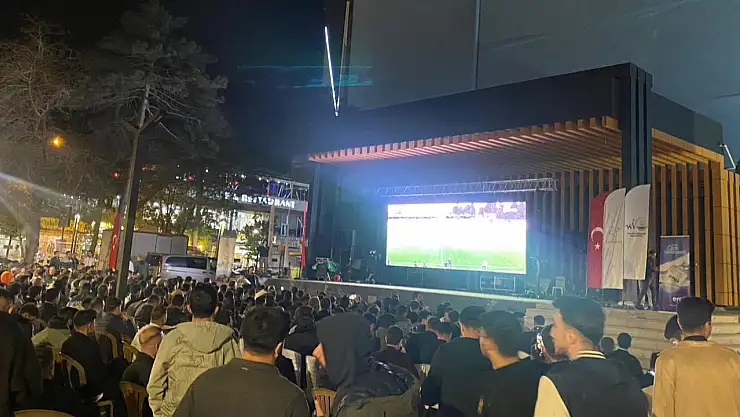 Van'da Vanspor Coşkusu: Kent Meydanında Dev Ekranda Şampiyonluk Heyecanı