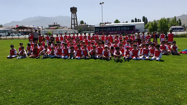 Van'da Yaz Spor Okulu, 400 Öğrenciye Futbol Eğitimi Vererek Gençleri Geliştiriyor