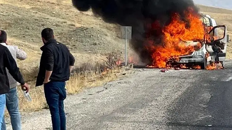 Van'da yolcu minibüsü alev aldı, sürücü facianın önüne geçti