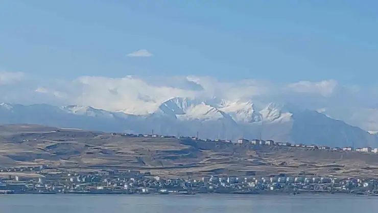 Van'da Yüksek Kesimlerde Mevsimin İlk Kar Yağışı Başladı