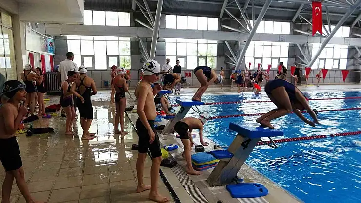 Van'da Yüzme Havuzlarına Akın Ettiler