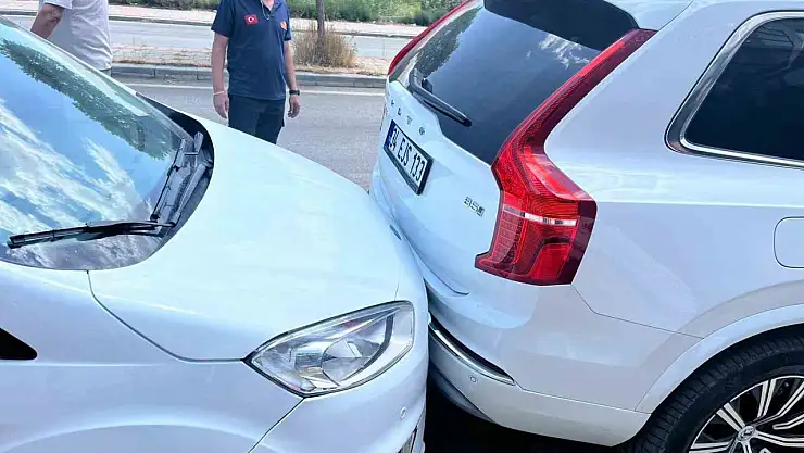 Van'da zincirleme kazada 1 kişi yaralandı, araçlar hasar gördü