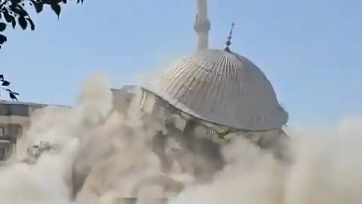 Van'daki 50 Yıllık Camii Güvenli Bir Şekilde Yıkıldı