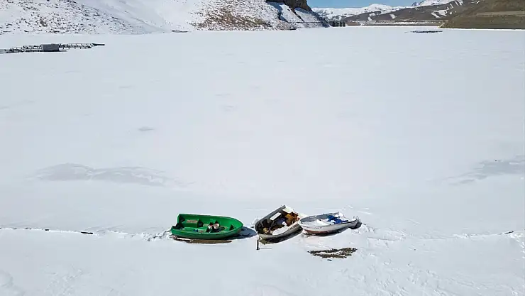Van'daki Zernek Barajı dondurucu soğuklara teslim oldu