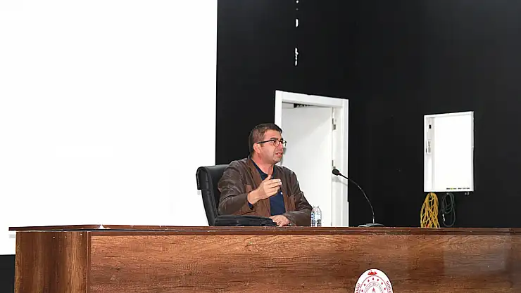 Van'dan Doğubayazıt'a kültür rüzgarı: Prof. Dr. Demir, edebiyatın inceliklerini anlattı
