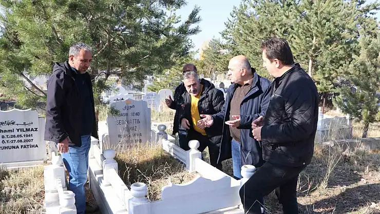Van depreminin yıl dönümünde muhabir Sebahattin Yılmaz mezarı başında anıldı