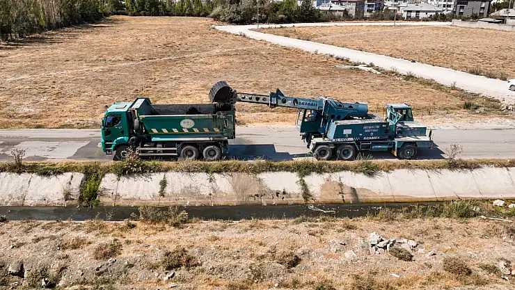 Van Edremit Süphan Mahallesi'nde Kanal Temizliği Çalışmaları Tüm Hızıyla Sürüyor