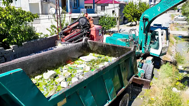 Van Edremit Süphan Mahallesi'nde Kanal Islah Çalışmaları Devam Ediyor