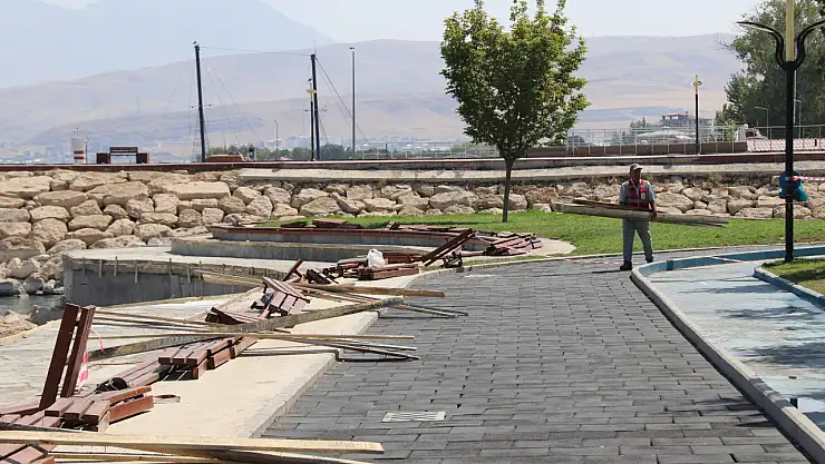 Van Edremit'te Kent Meydanı'na Estetik ve Kullanışlılık Katacak Bakım Çalışmaları Başladı