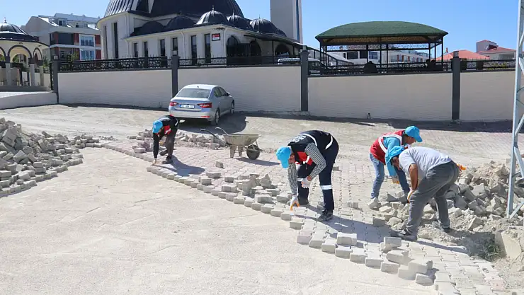Van Edremit'te Mahallelerde Yol ve Altyapı Çalışmaları Hız Kesmeden Devam Ediyor