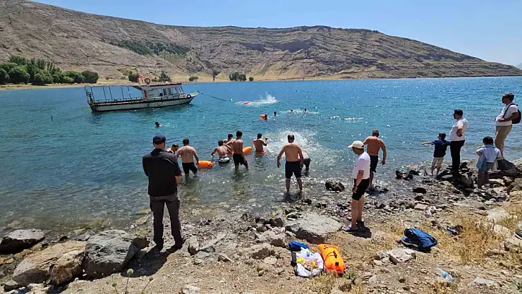 Van Gölü Aktivistleri, Kabotaj Bayramı'nı yüzerek kutladı