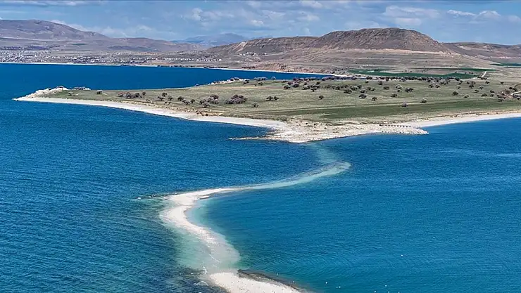 Van Gölü çekildikçe Çarpanak Adası'na giden antik yol ortaya çıkıyor
