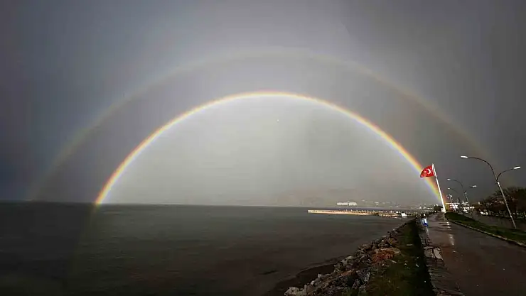 Van Gölü'nde Çift Gökkuşağı Büyüledi