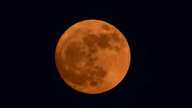 Van Gölü'nde Dolunayın Büyüleyici Işıltısı