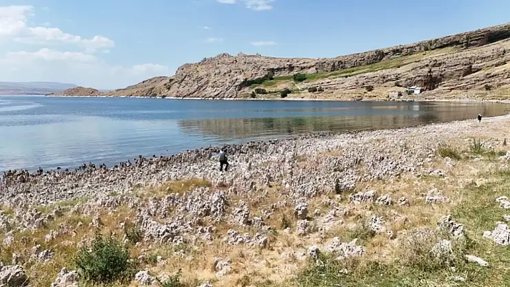Van Gölü'nde inanılmaz değişim! Sular çekilince manzara şok etti