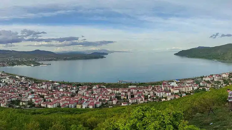 Van Gölü'ndeki çekilme ve kirlilik, ekosistemi tehdit ediyor, acil önlem gerektiriyor!