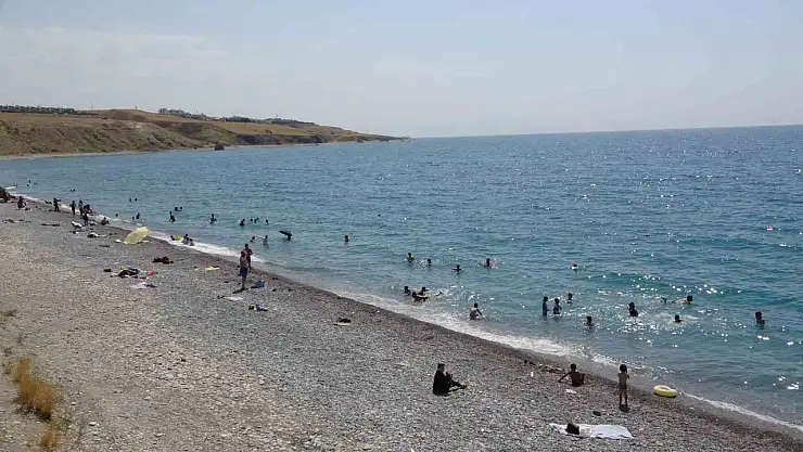 Van Gölü'ndeki Mavi Bayraklı Plaj, Tatilcilerin Yeni Gözdesi Oldu