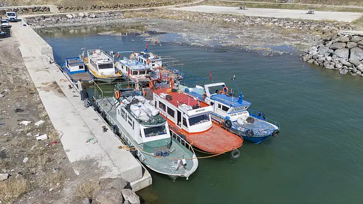 Van Gölü'ndeki su çekilmesi balıkçıları zor durumda bıraktı