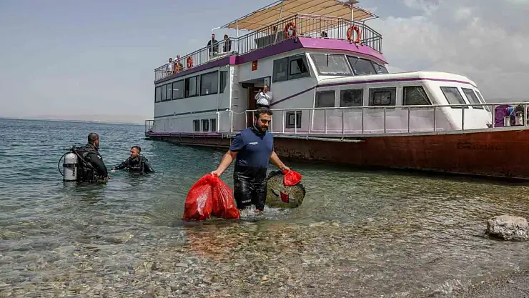 Van Gölü'nden Çıkarılan Atıklar Gözleri Doldurdu