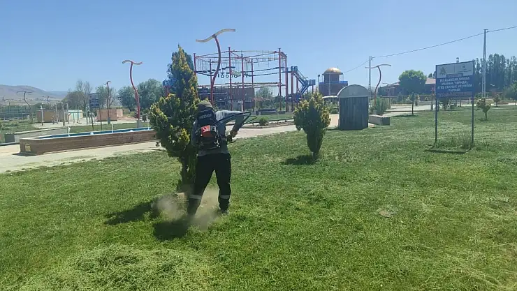 Van Gürpınar Belediyesi Temizlik İşleri Müdürlüğü'nden Yeşil Alanlarda Yoğun Bakım ve Onarım Çalışmaları