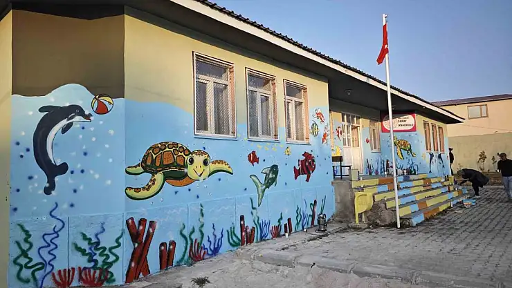 Van Güzel Sanatlar Lisesi öğrencilerinden anaokuluna renkli duvar boyama projesi