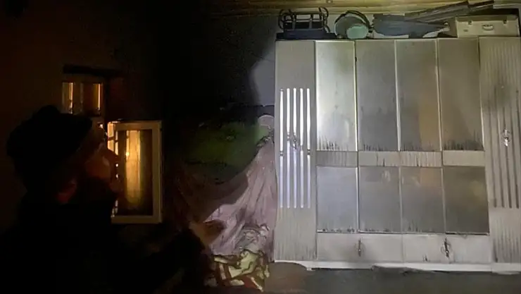 Van'ın o ilçesinde iki ev alevlere teslim oldu